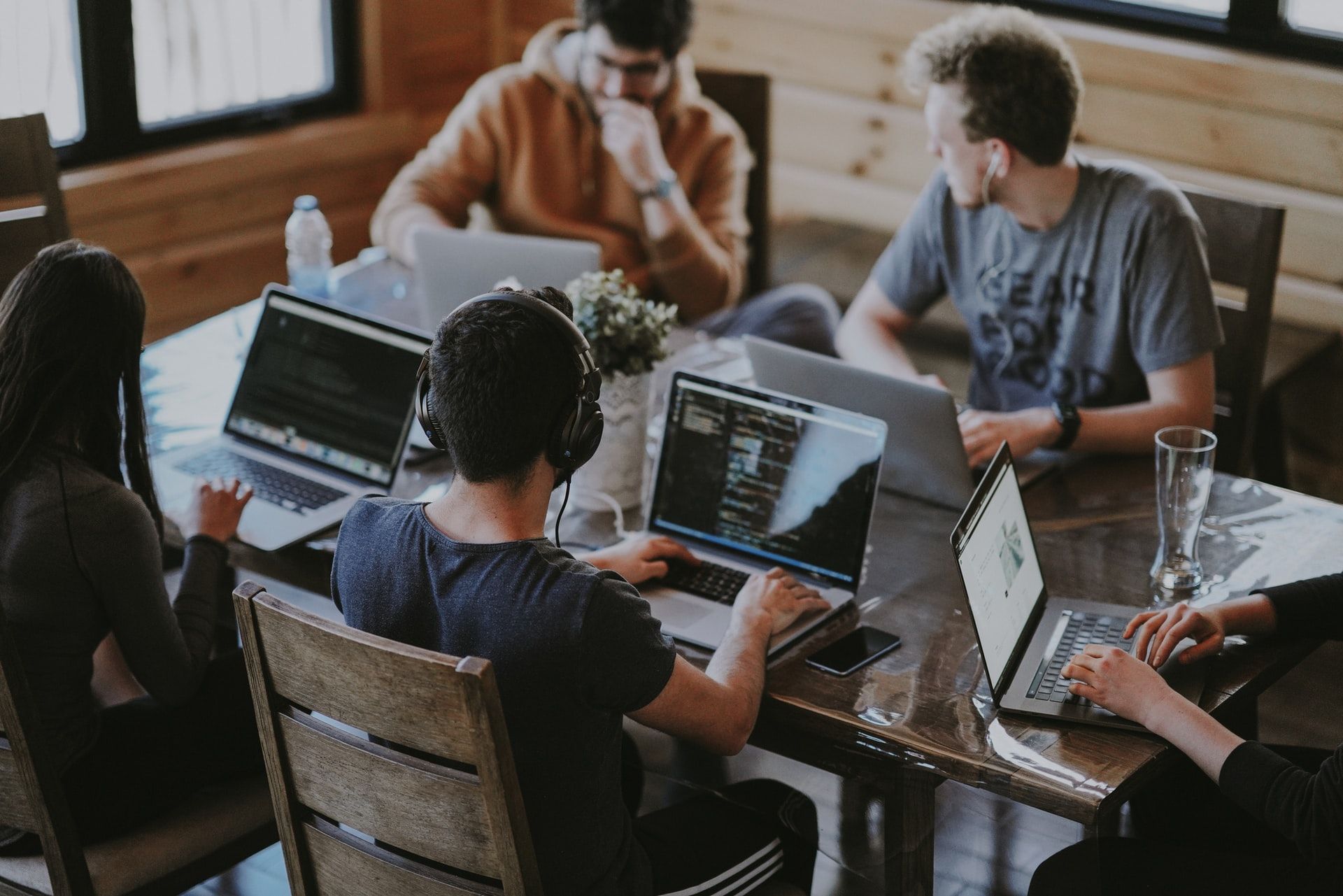 Guide To Hiring A Virtual Assistant And How Outsourcing Agencies Can Help?
